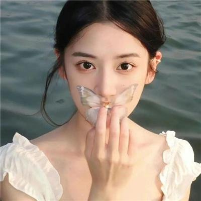 绿杨移作两家春
